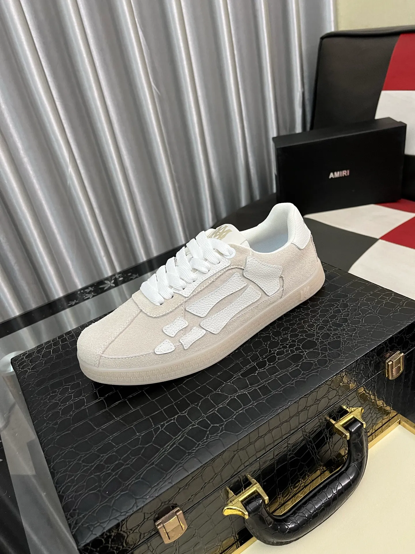 Men's shoes 💰420⌚️⌚️《AMIR*》New men's low-top casual sports sneakers bone shoes, another pair of irresistible bone shoes. Bone shoes are one of AMIRI's most popular items. They use first-layer cowhide uppers. The side bones are made of two cowhide laminations. They have a three-dimensional feel. The leather incisions are all oil-edged. Contrasting color design. Simple style. Fashionable sports. Customized metal LOGO nameplate to embellish shoelaces. Exclusive control of top version. Supports comparison. Breathable mesh lining Original rubber outsole A must-have item for daily leisure Suitable for various occasions Check it out if you are looking for high quality Super cool uppers Size: 38-445️⃣ Colors available
